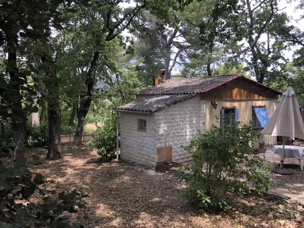 Cabanon à rénover sur terrain clos à Faucon