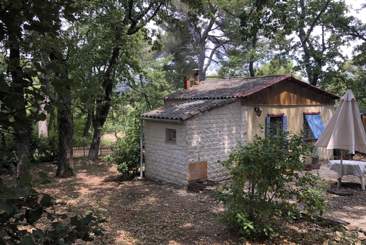 Cabanon à rénover sur terrain clos à Faucon 