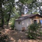 Cabanon à rénover sur terrain clos à Faucon