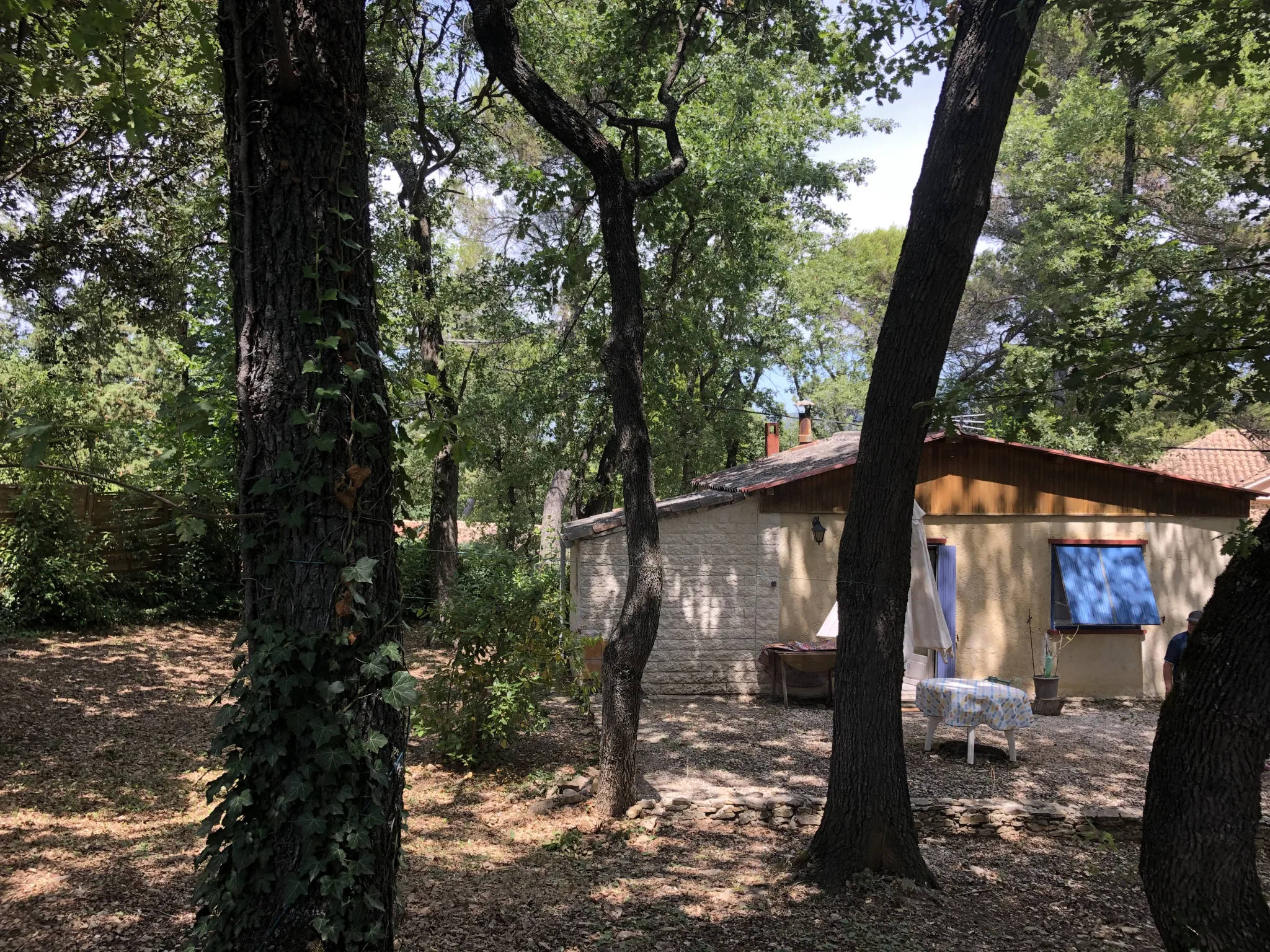 Cabanon à rénover sur terrain clos à Faucon 