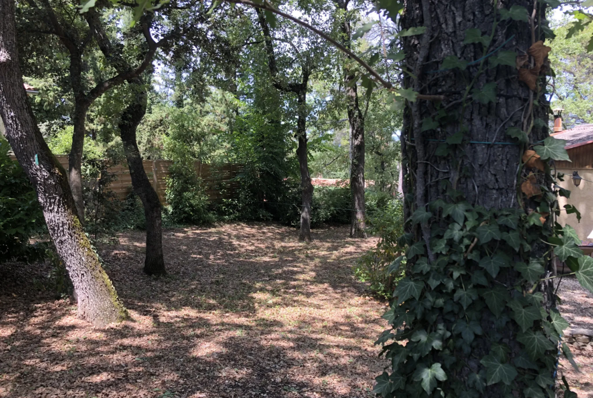 Cabanon à rénover sur terrain clos à Faucon 