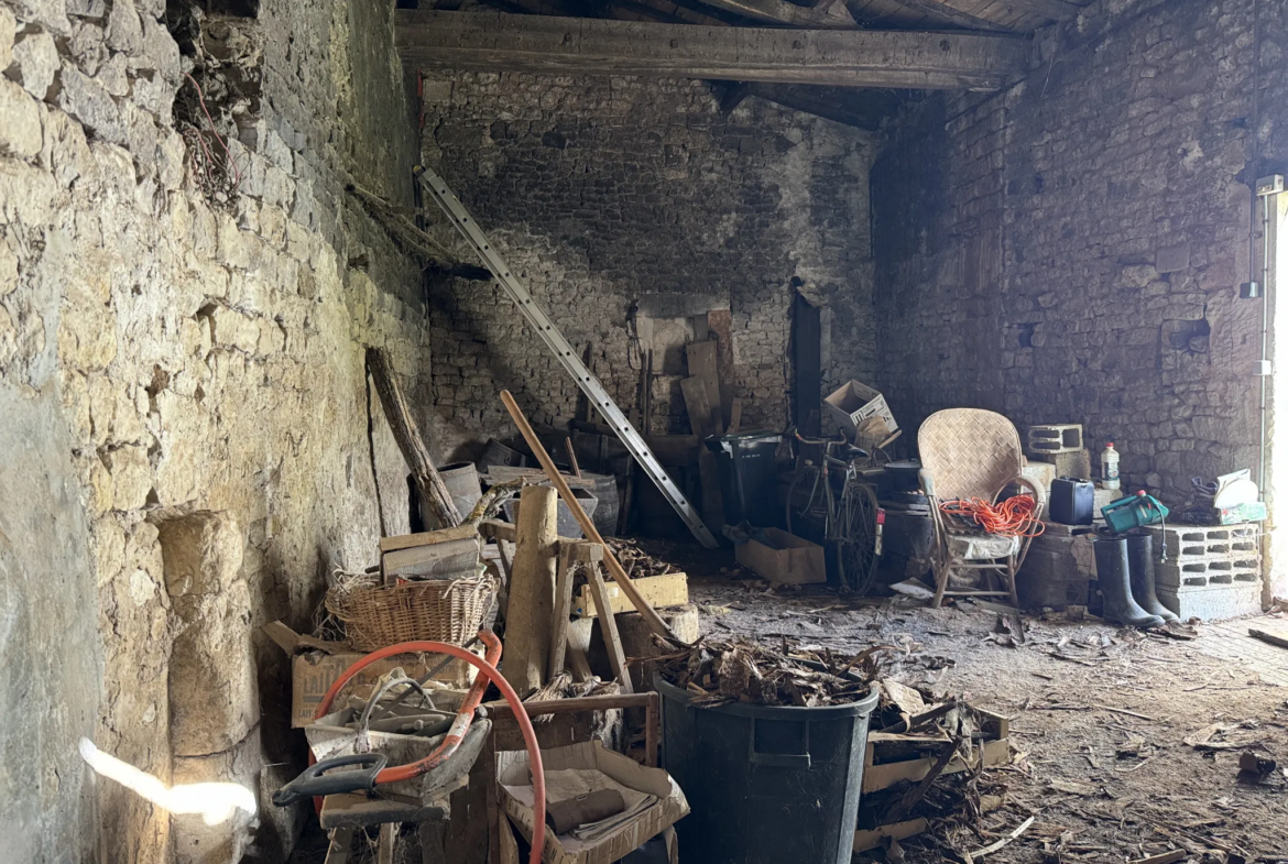 Maison de caractères en pierres à rénover - Ste Hermine 