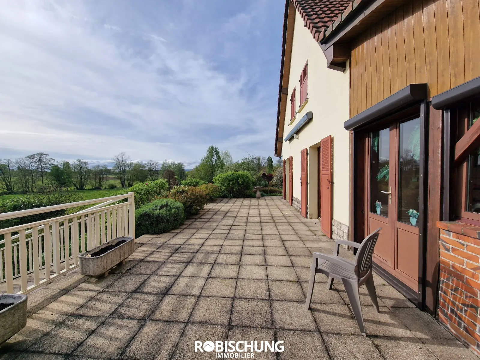 Belle Maison Individuelle avec Dépendance et Grand Terrain à Chavannes sur l etang 