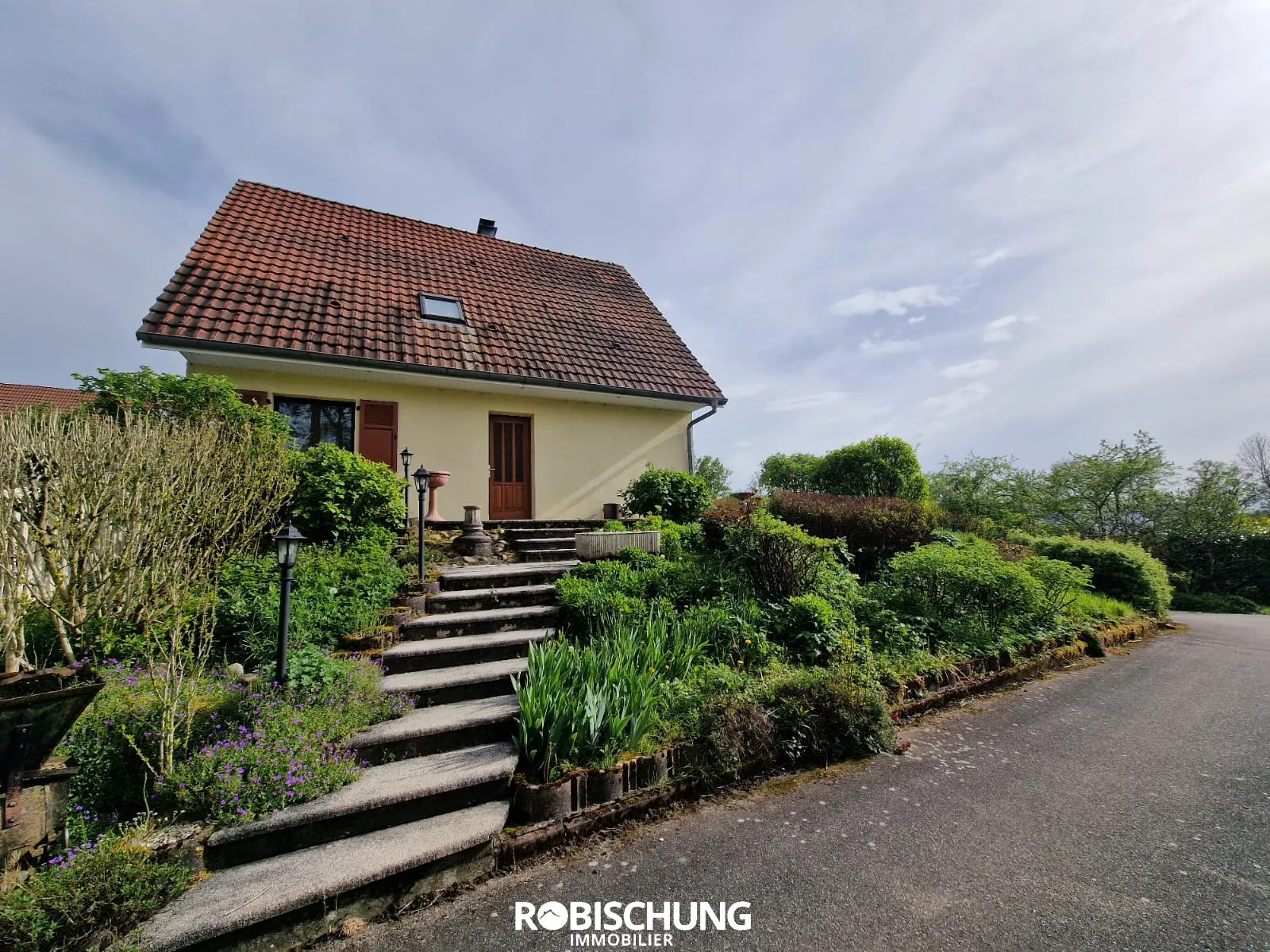 Belle Maison Individuelle avec Dépendance et Grand Terrain à Chavannes sur l etang 