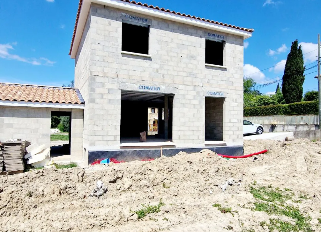 Villa Neuve avec Garage à Bollène 