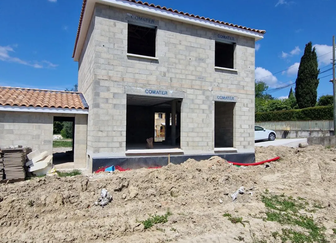 Villa Neuve avec Garage à Bollène 