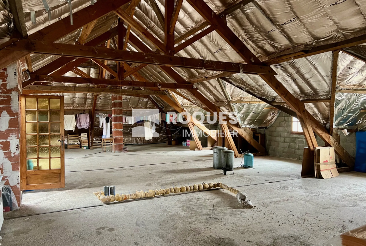 Ensemble Immobilier avec Ancien Restaurant et Appartements à Rénover 