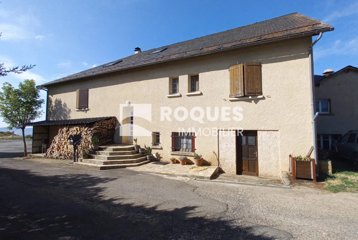 Ensemble Immobilier avec Ancien Restaurant et Appartements à Rénover 