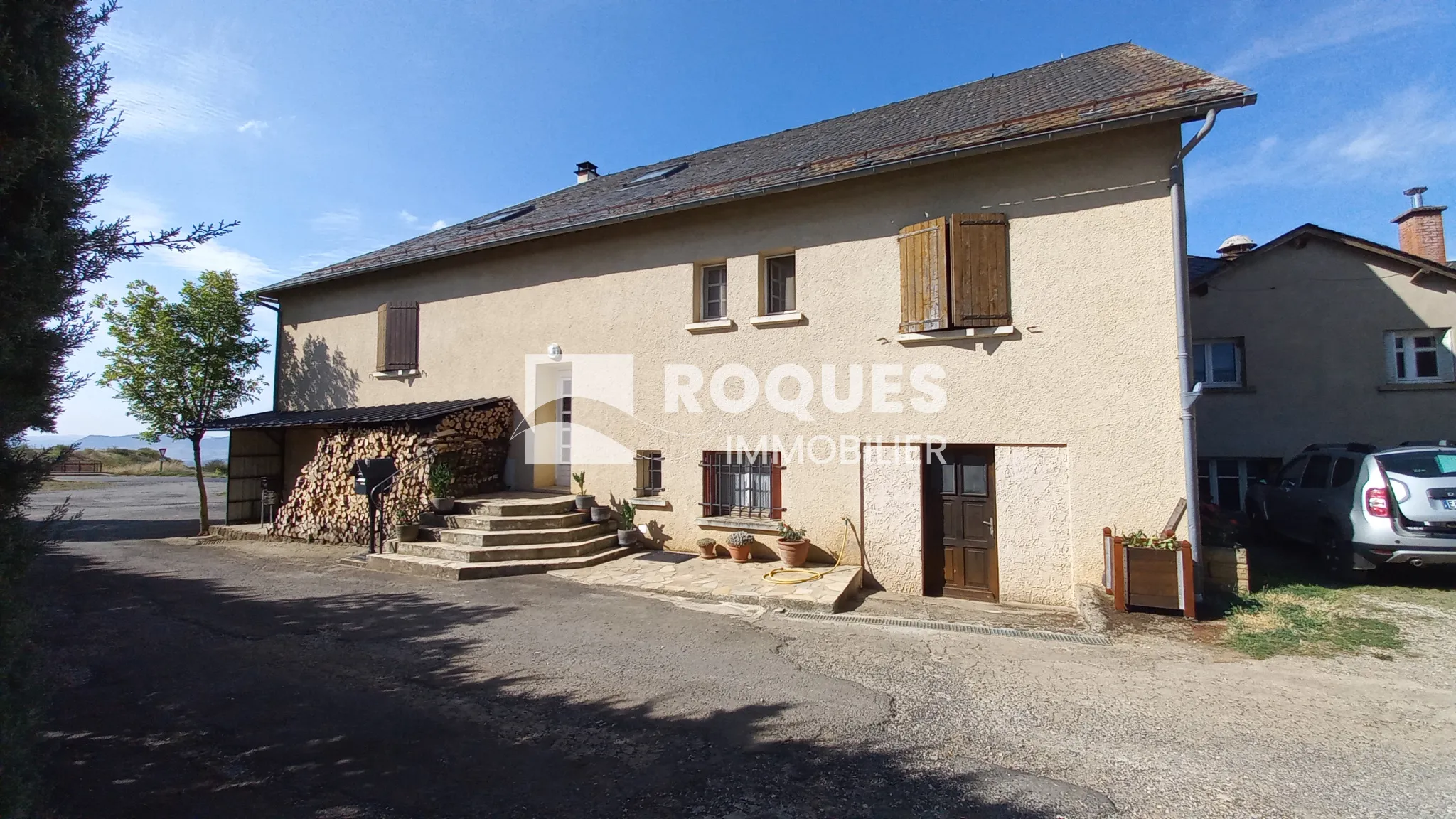 Ensemble Immobilier avec Ancien Restaurant et Appartements à Rénover 