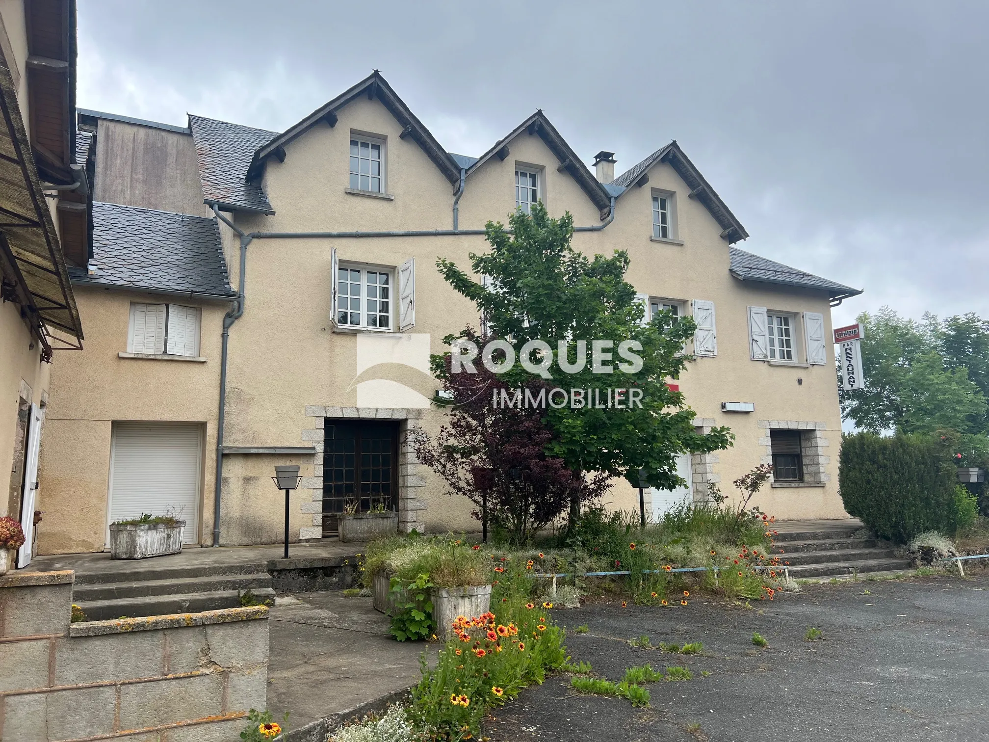 Ensemble Immobilier avec Ancien Restaurant et Appartements à Rénover 