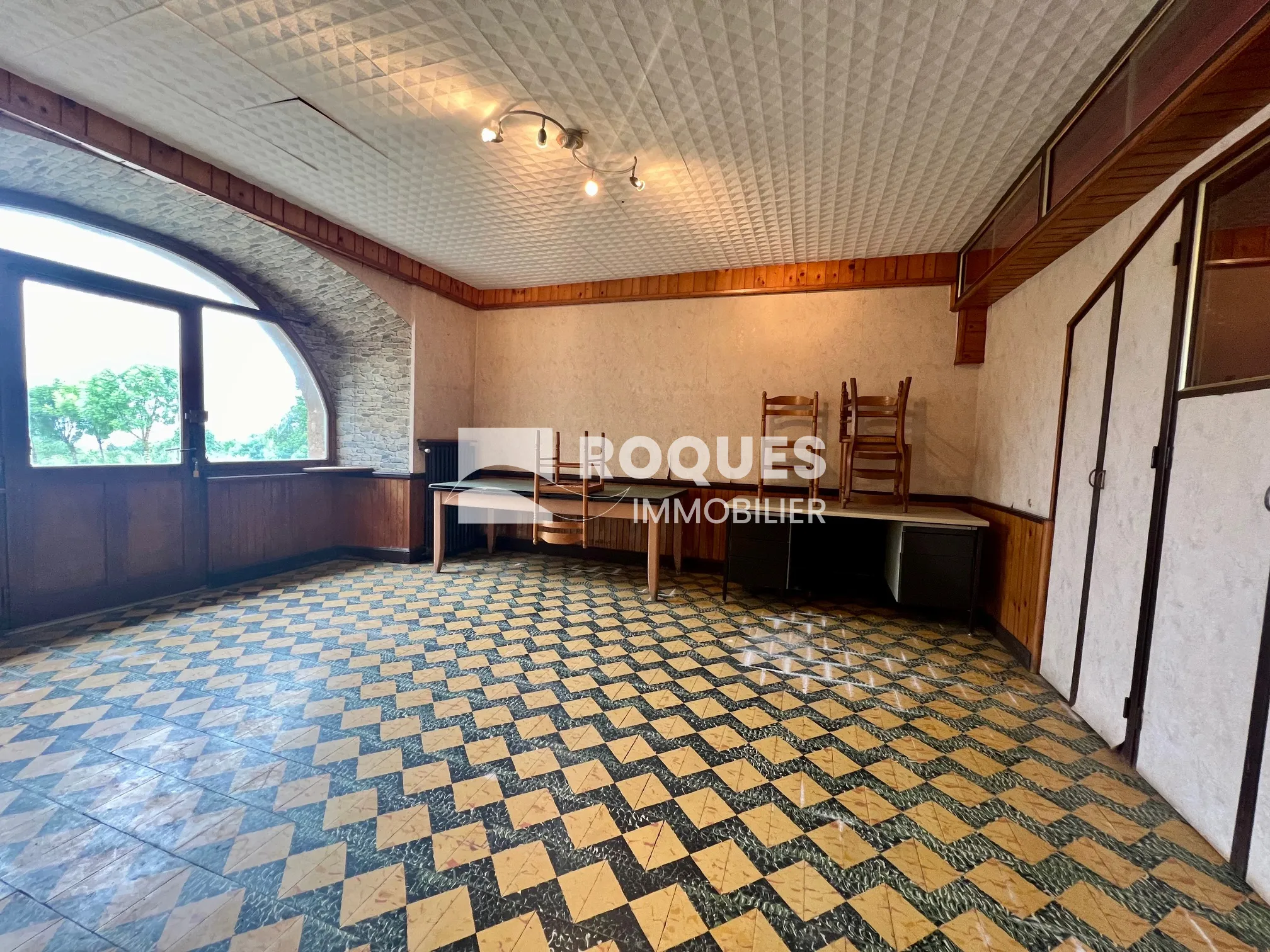 Ensemble Immobilier avec Ancien Restaurant et Appartements à Rénover 