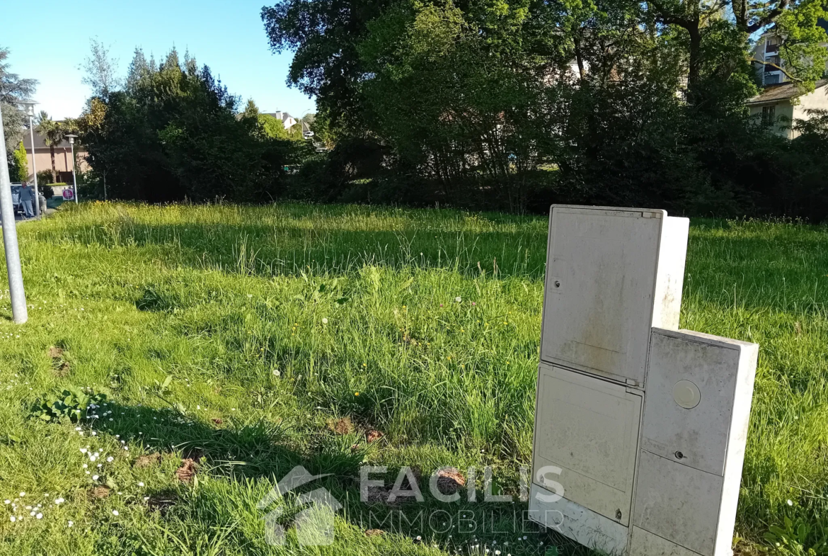 Terrain constructible de 893 m2 à Monein 