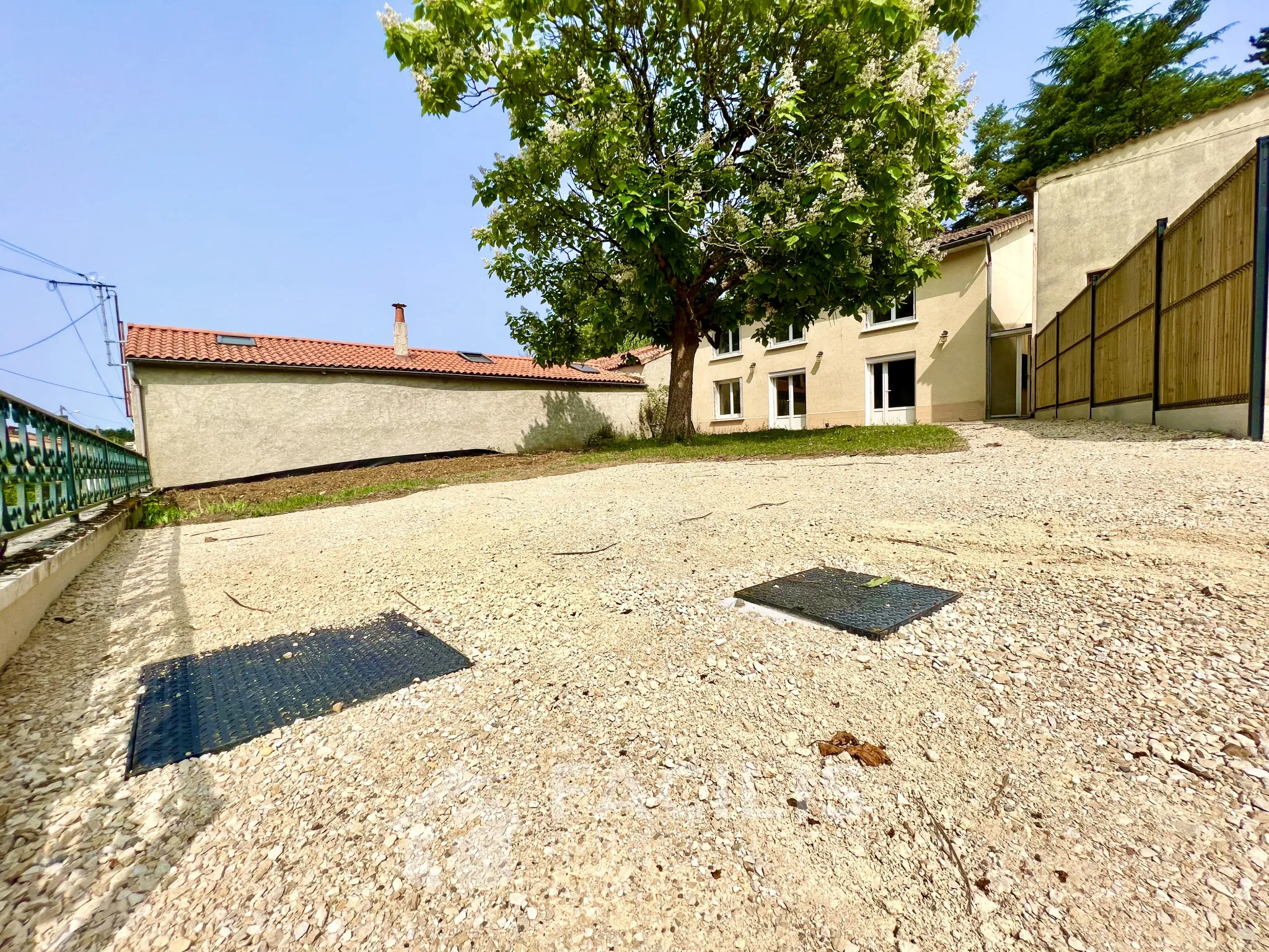 Maison rénovée à Béruges - 163m2, 4 chambres 