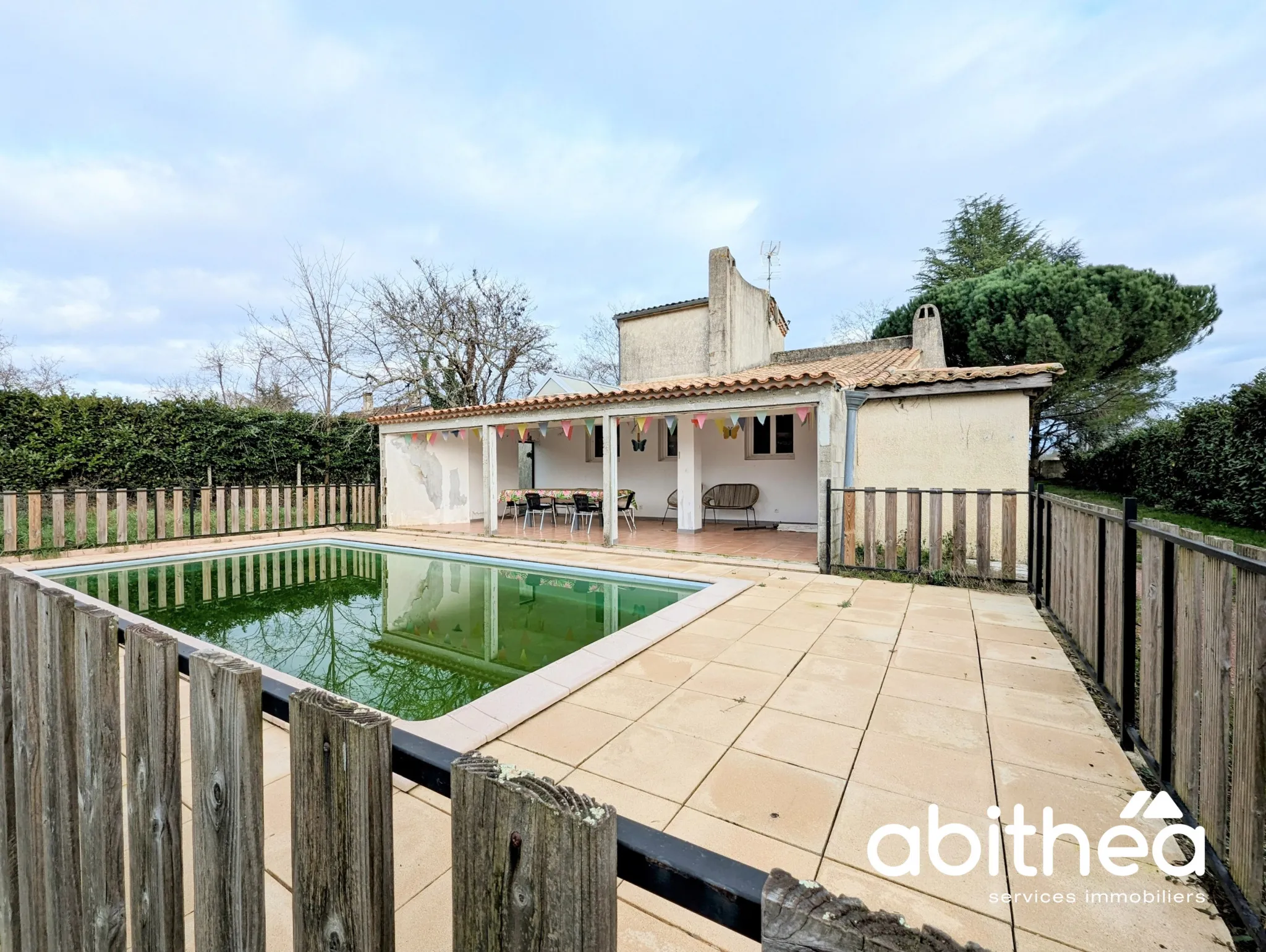 Maison individuelle avec du cachet, au calme avec grand garage et piscine ! 