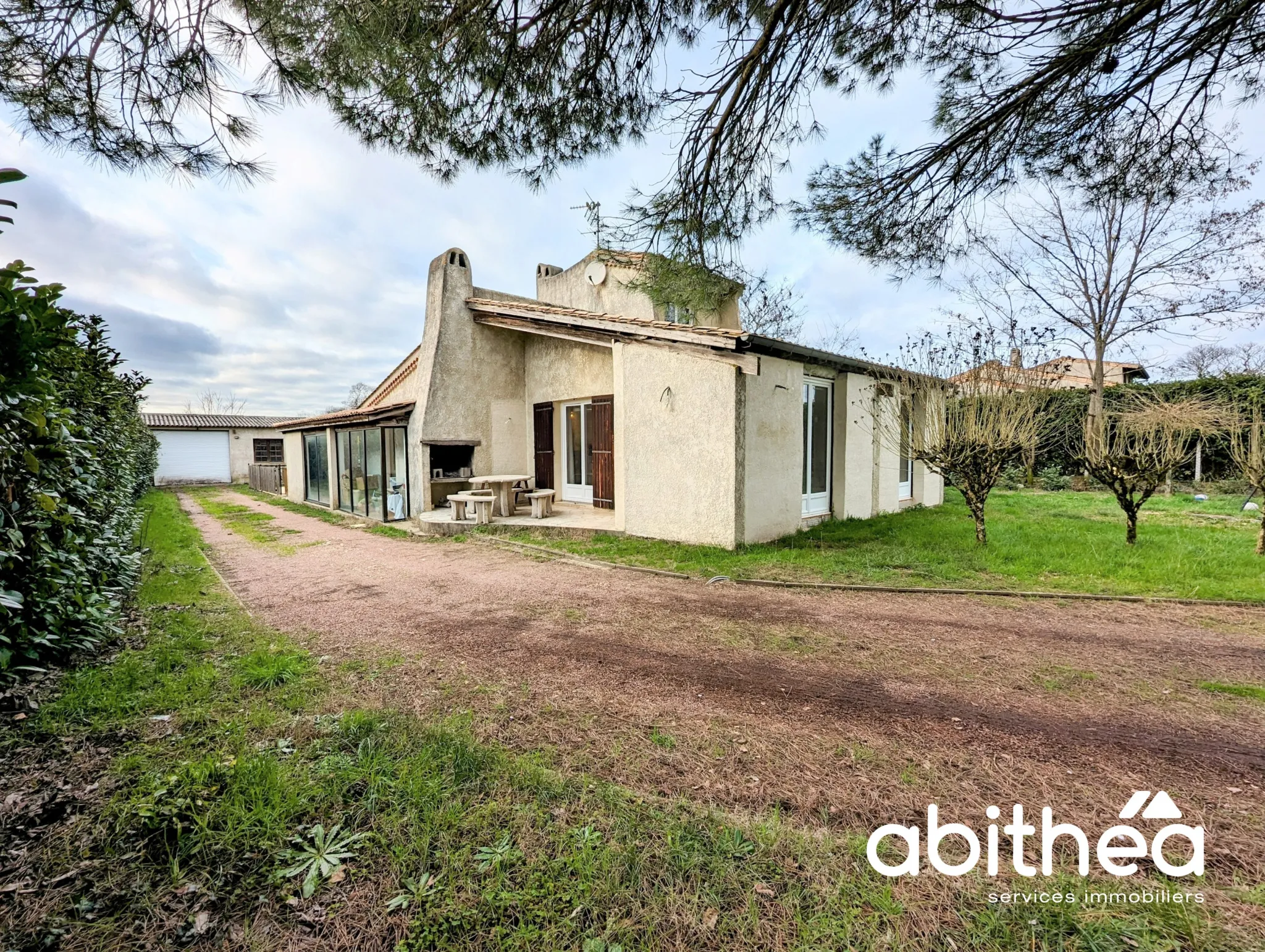 Maison individuelle avec du cachet, au calme avec grand garage et piscine ! 