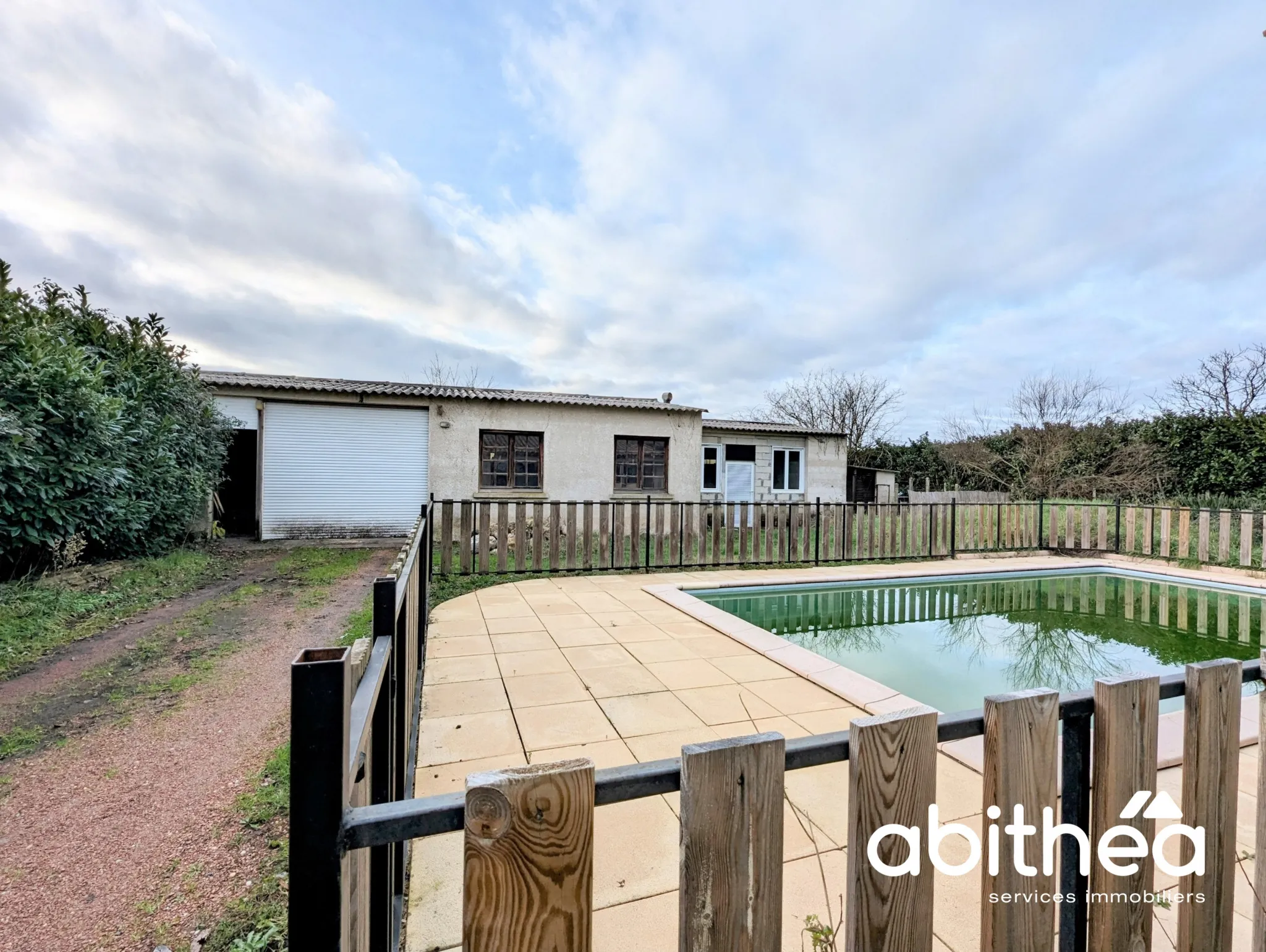 Maison individuelle avec du cachet, au calme avec grand garage et piscine ! 