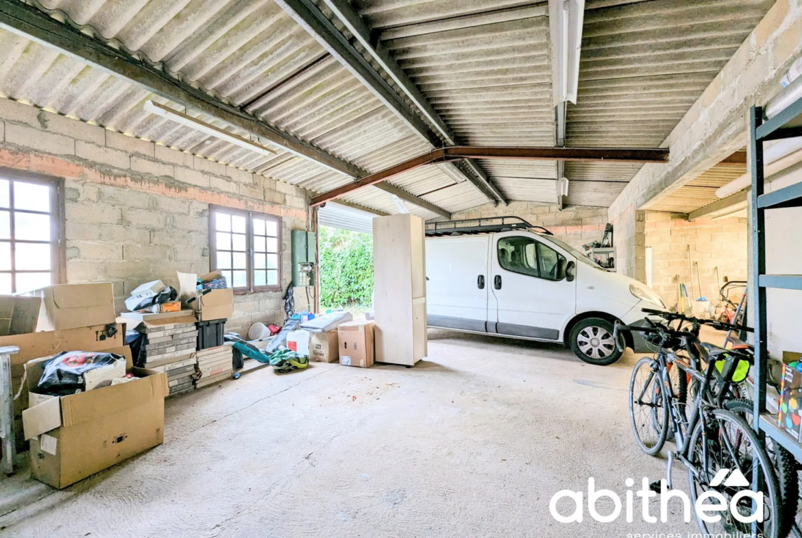 Maison individuelle avec du cachet, au calme avec grand garage et piscine ! 