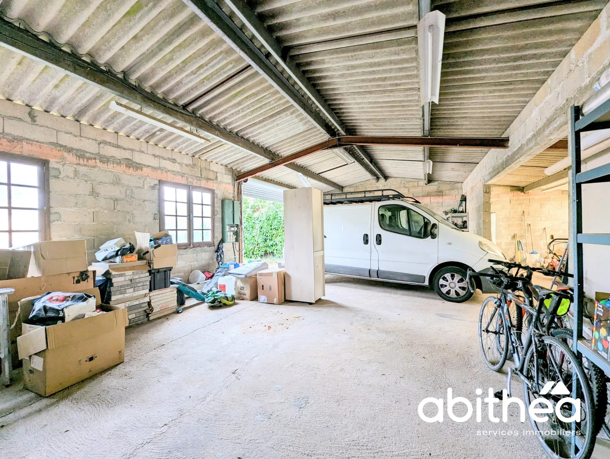 Maison individuelle avec du cachet, au calme avec grand garage et piscine ! 