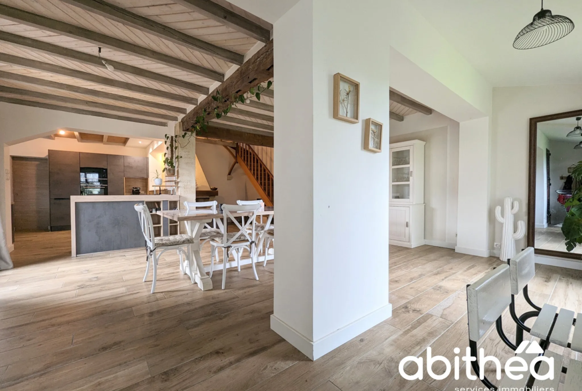 Maison individuelle avec du cachet, au calme avec grand garage et piscine ! 