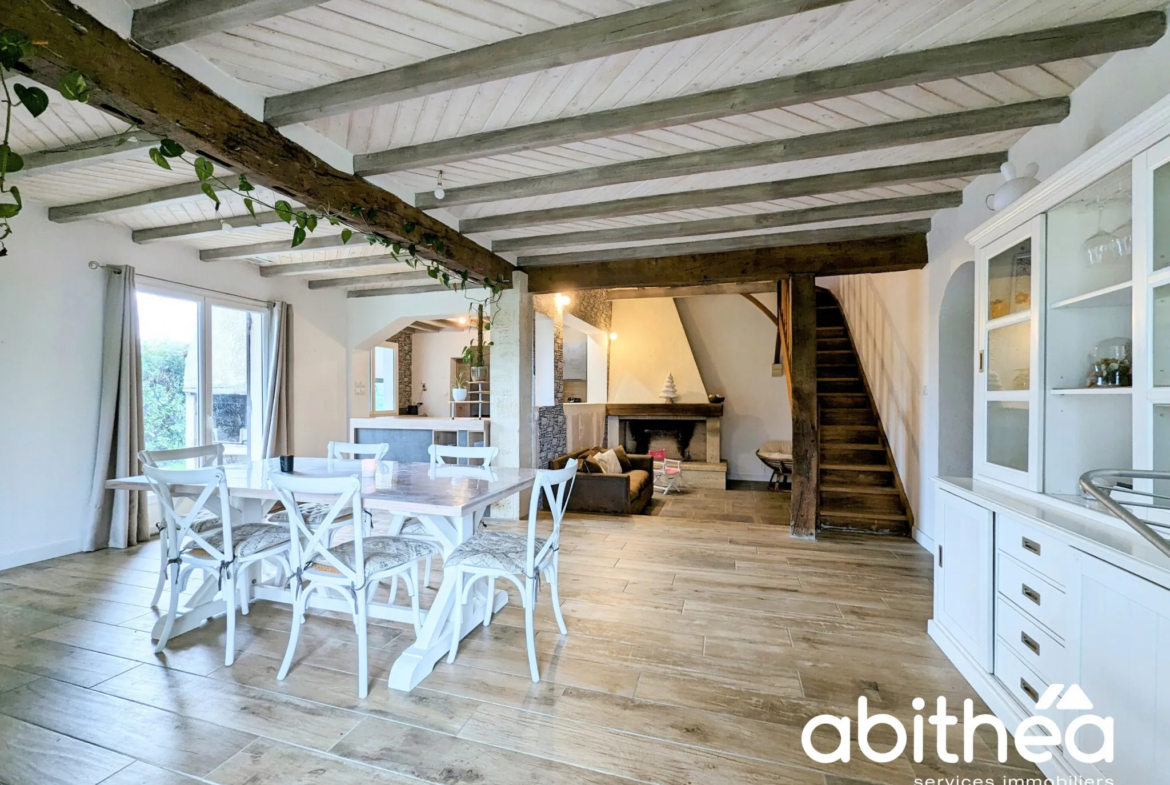 Maison individuelle avec du cachet, au calme avec grand garage et piscine ! 