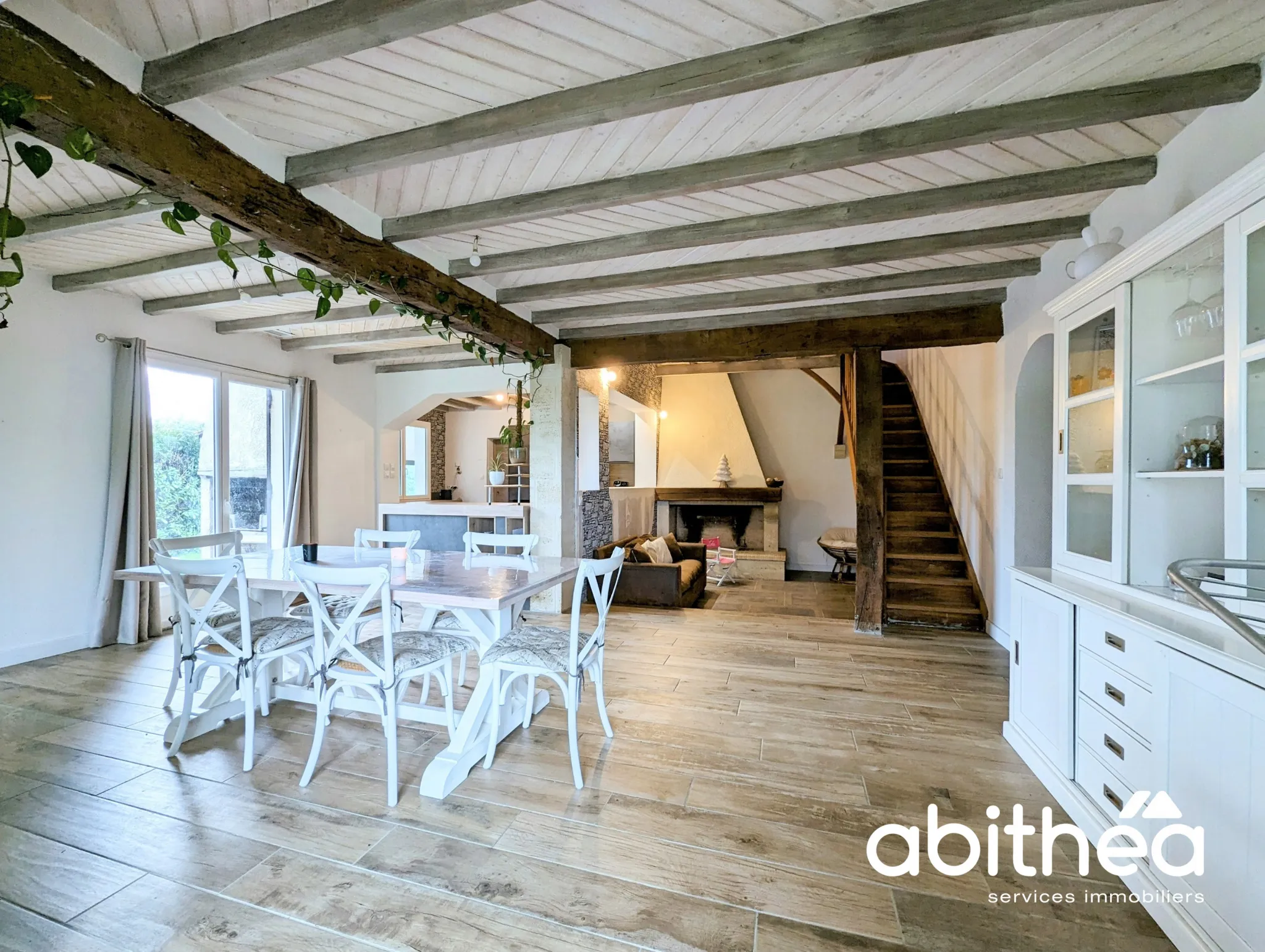 Maison individuelle avec du cachet, au calme avec grand garage et piscine ! 