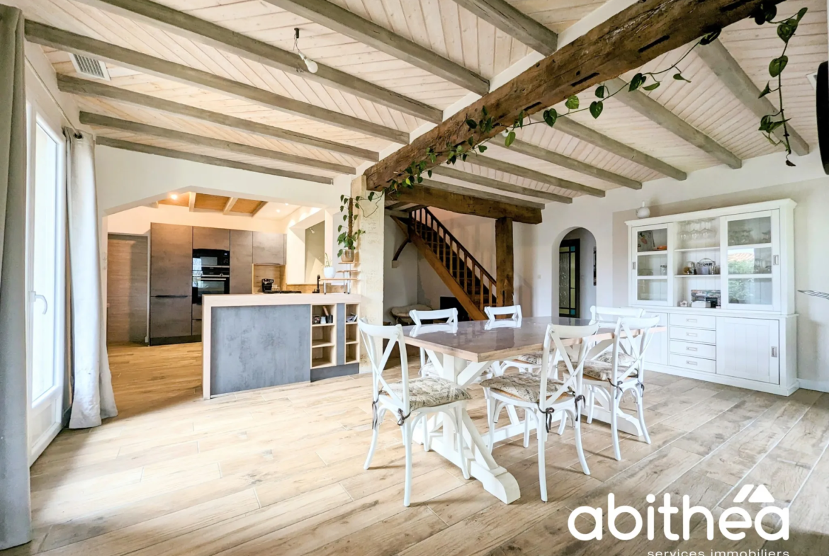 Maison individuelle avec du cachet, au calme avec grand garage et piscine ! 