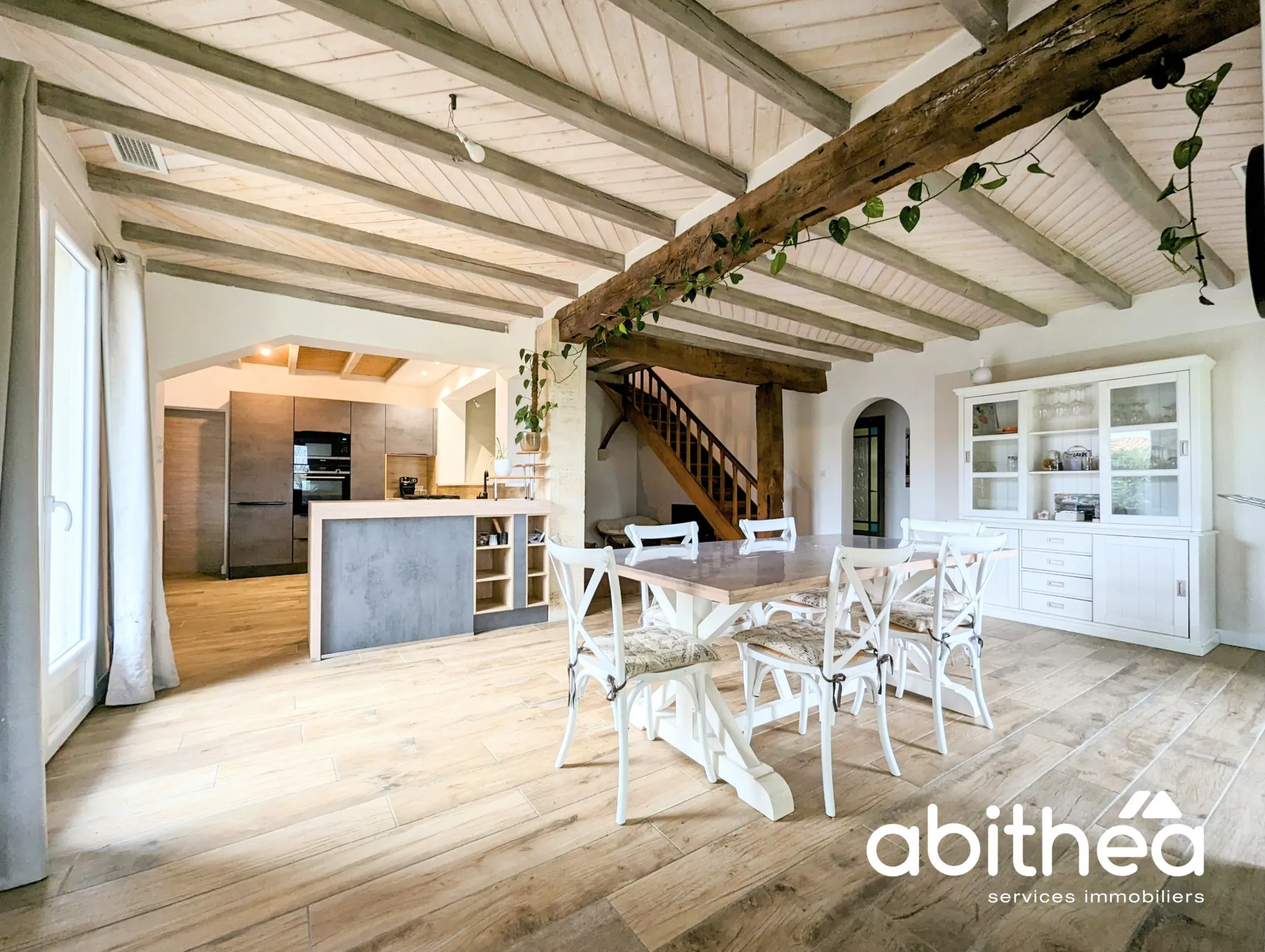 Maison individuelle avec du cachet, au calme avec grand garage et piscine ! 