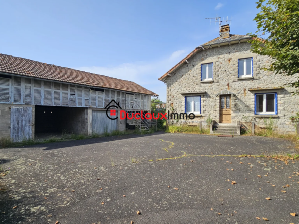 Maison en pierre avec grande dépendance à Roannes-Saint-Mary