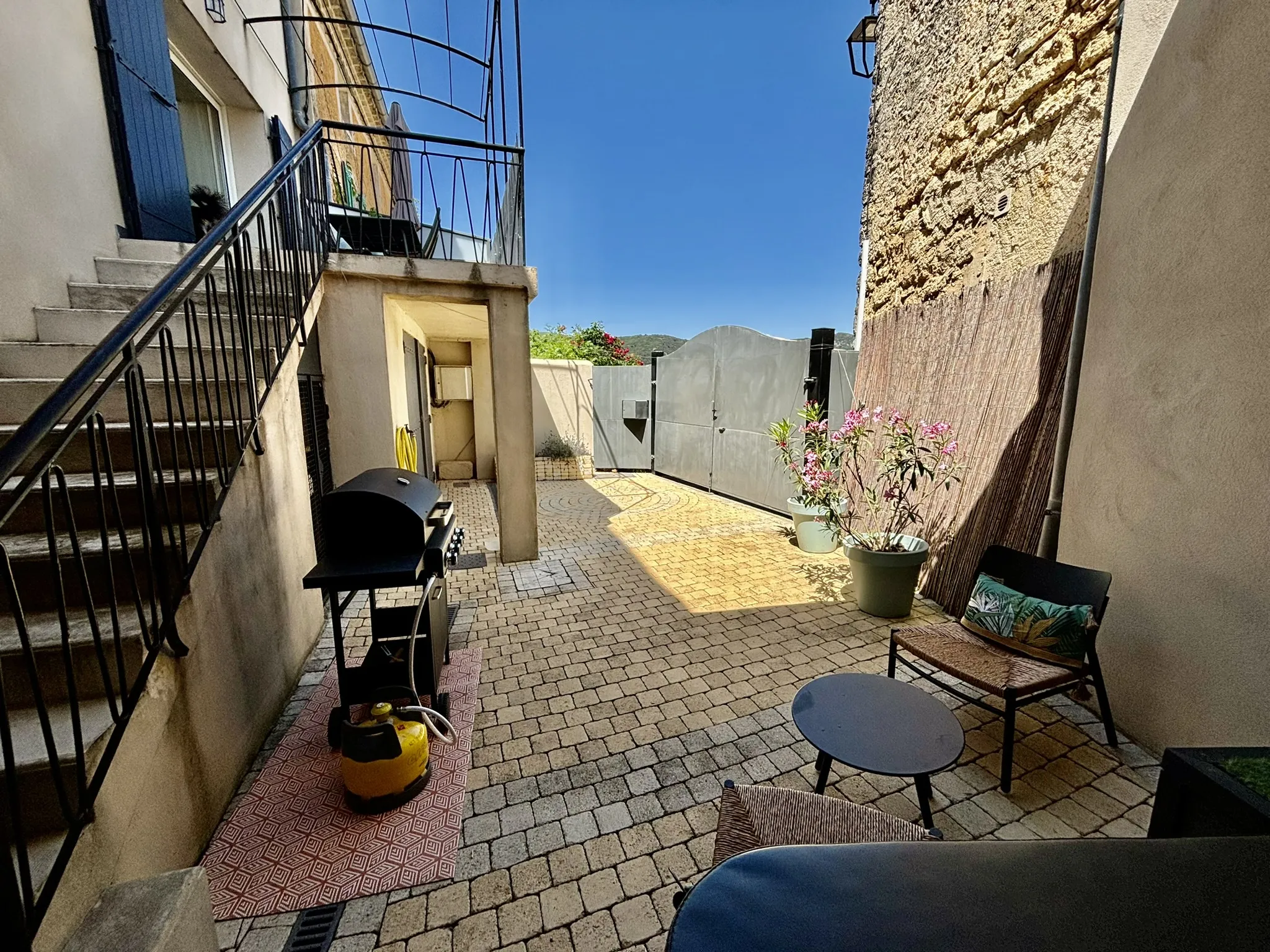 Maison de Village avec Garage, Terrasse, Jacuzzi et Belle Vue à Suzette 