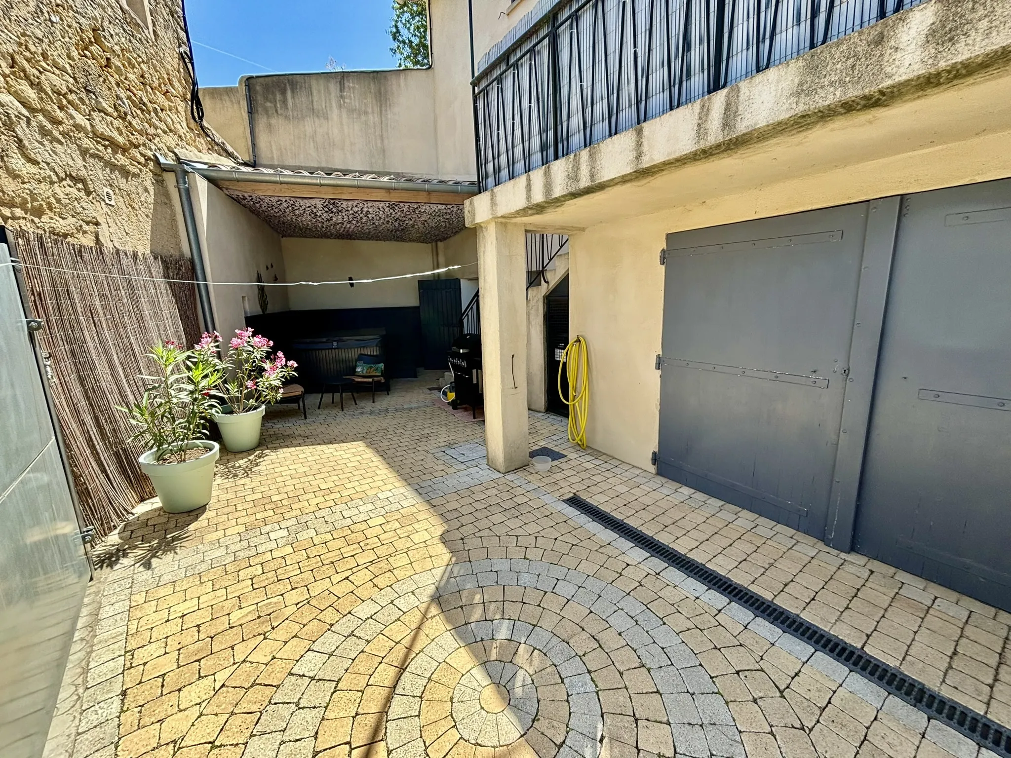 Maison de Village avec Garage, Terrasse, Jacuzzi et Belle Vue à Suzette 