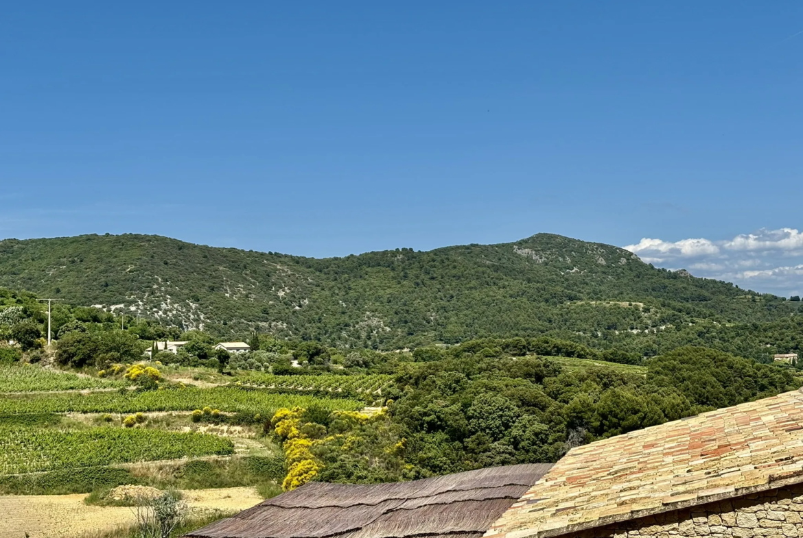 Maison de Village avec Garage, Terrasse, Jacuzzi et Belle Vue à Suzette 