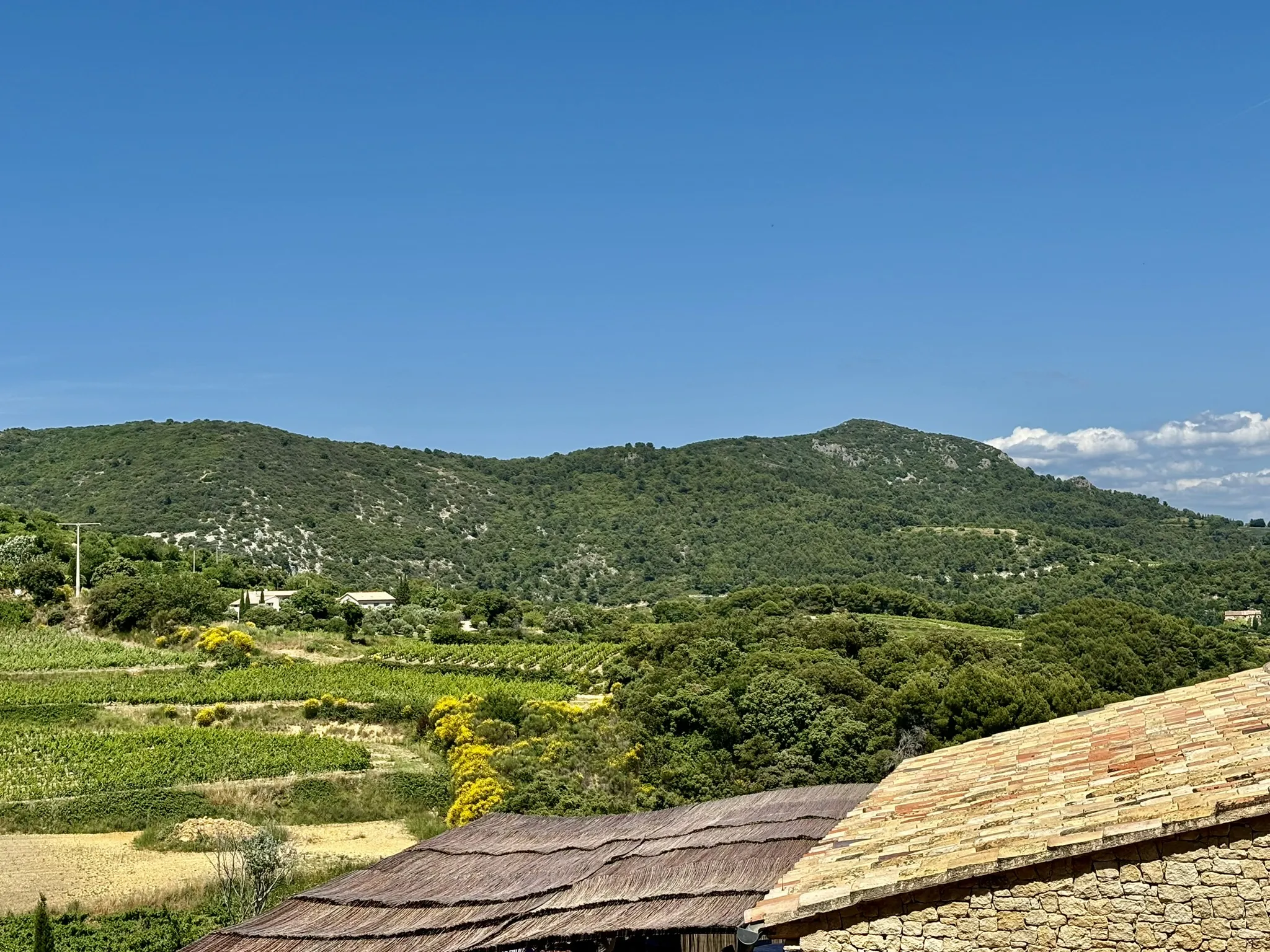 Maison de Village avec Garage, Terrasse, Jacuzzi et Belle Vue à Suzette 