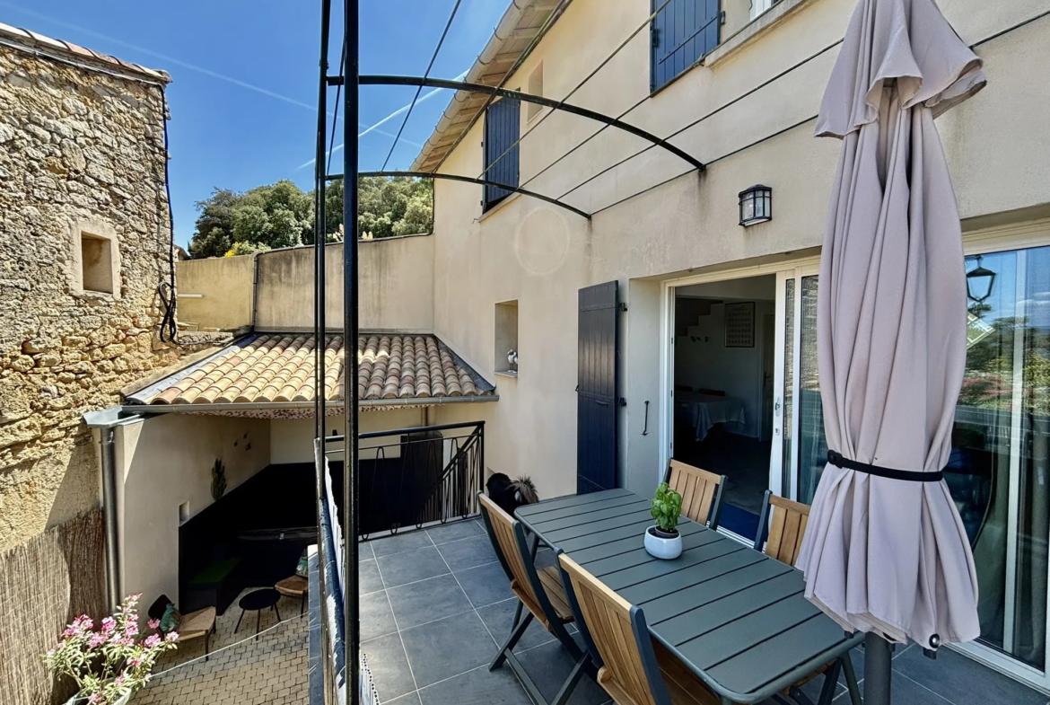 Maison de Village avec Garage, Terrasse, Jacuzzi et Belle Vue à Suzette 