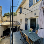 Maison de Village avec Garage, Terrasse, Jacuzzi et Belle Vue à Suzette