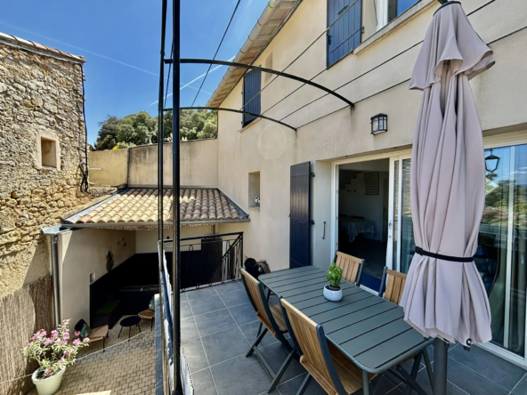 Maison de Village avec Garage, Terrasse, Jacuzzi et Belle Vue à Suzette