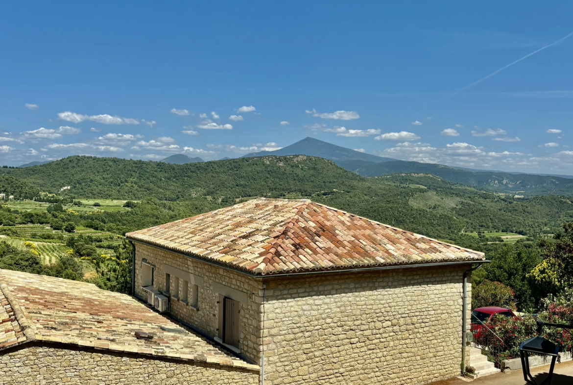 Maison de Village avec Garage, Terrasse, Jacuzzi et Belle Vue à Suzette 