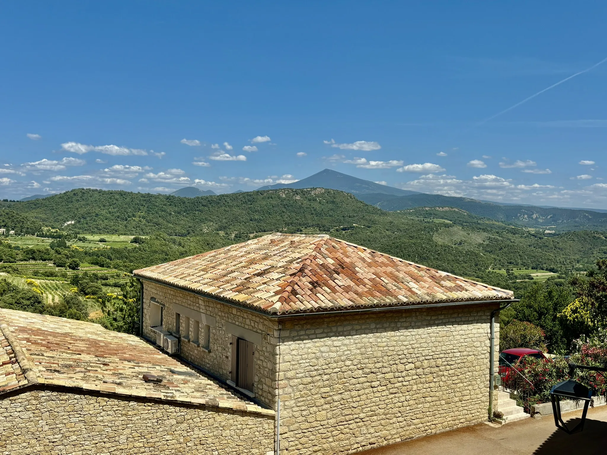 Maison de Village avec Garage, Terrasse, Jacuzzi et Belle Vue à Suzette 