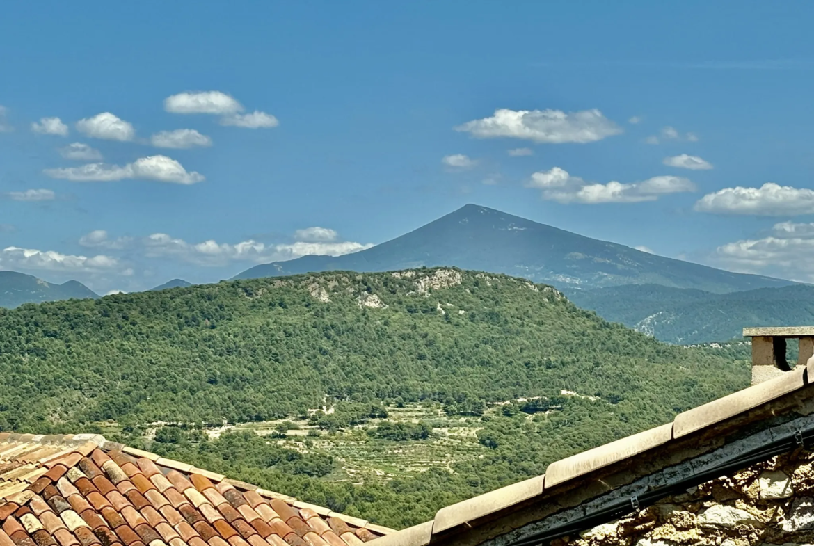 Maison de Village avec Garage, Terrasse, Jacuzzi et Belle Vue à Suzette 