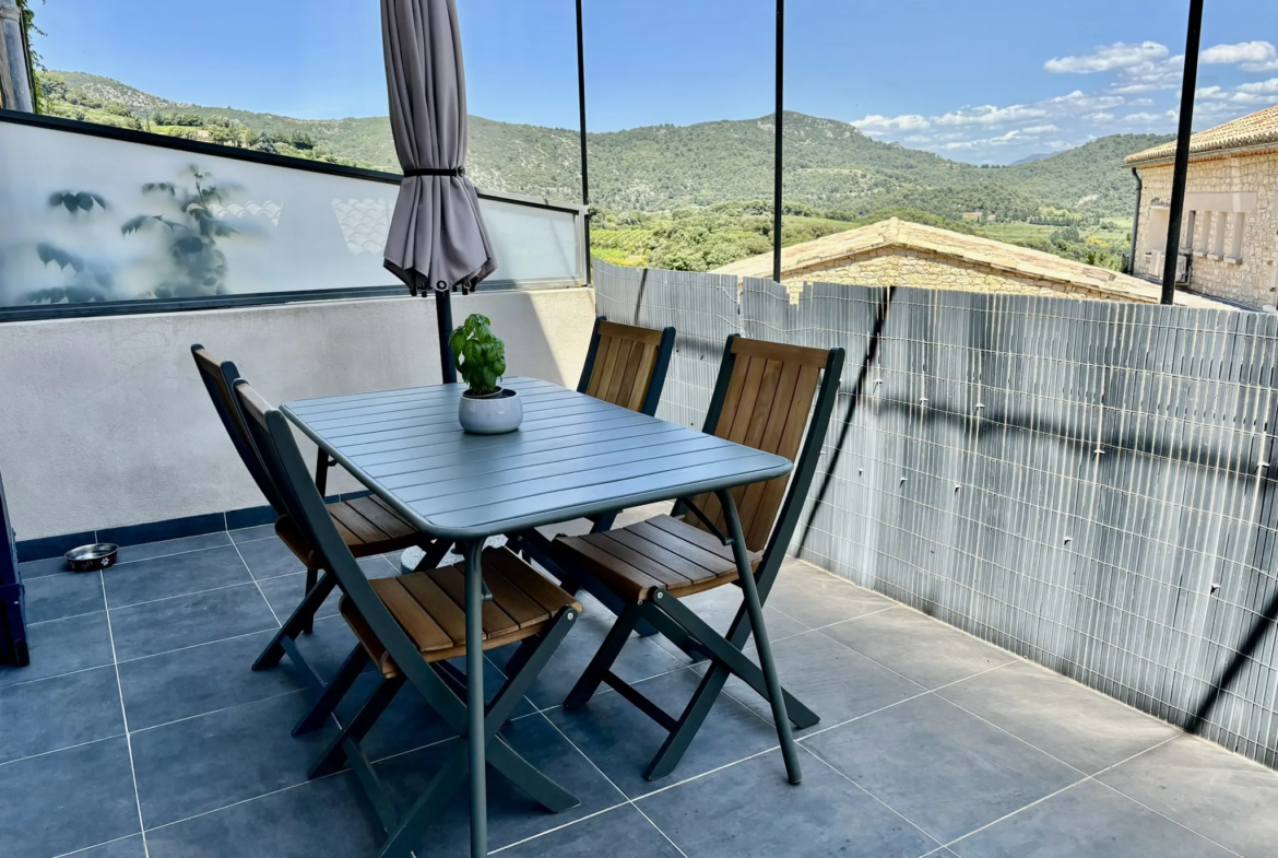 Maison de Village avec Garage, Terrasse, Jacuzzi et Belle Vue à Suzette 