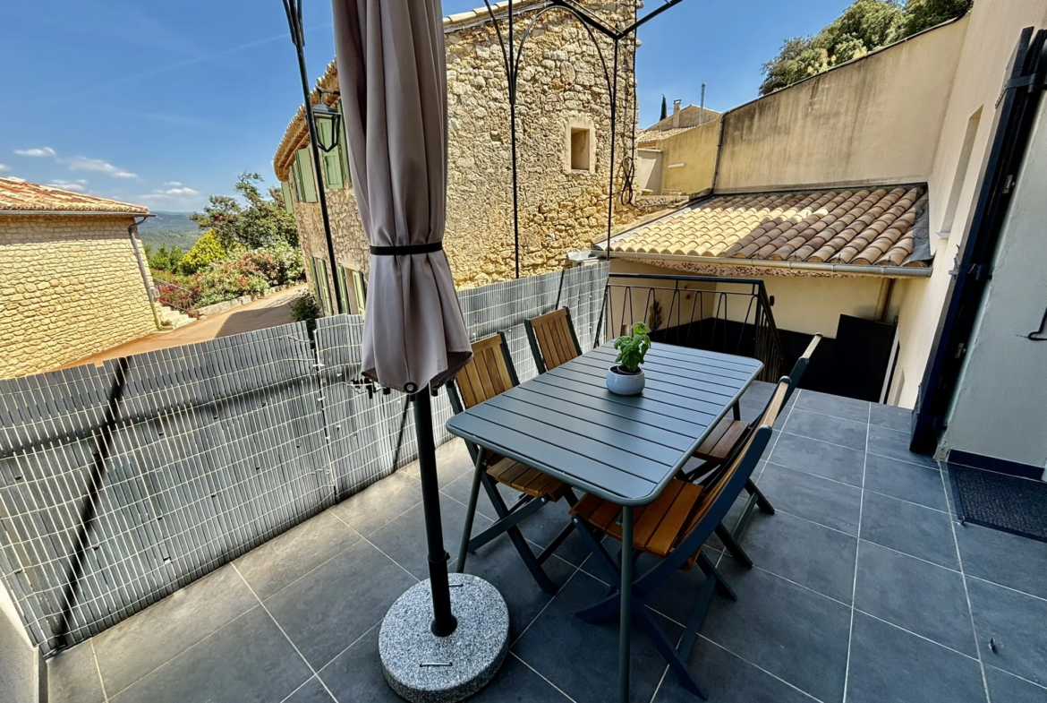 Maison de Village avec Garage, Terrasse, Jacuzzi et Belle Vue à Suzette 