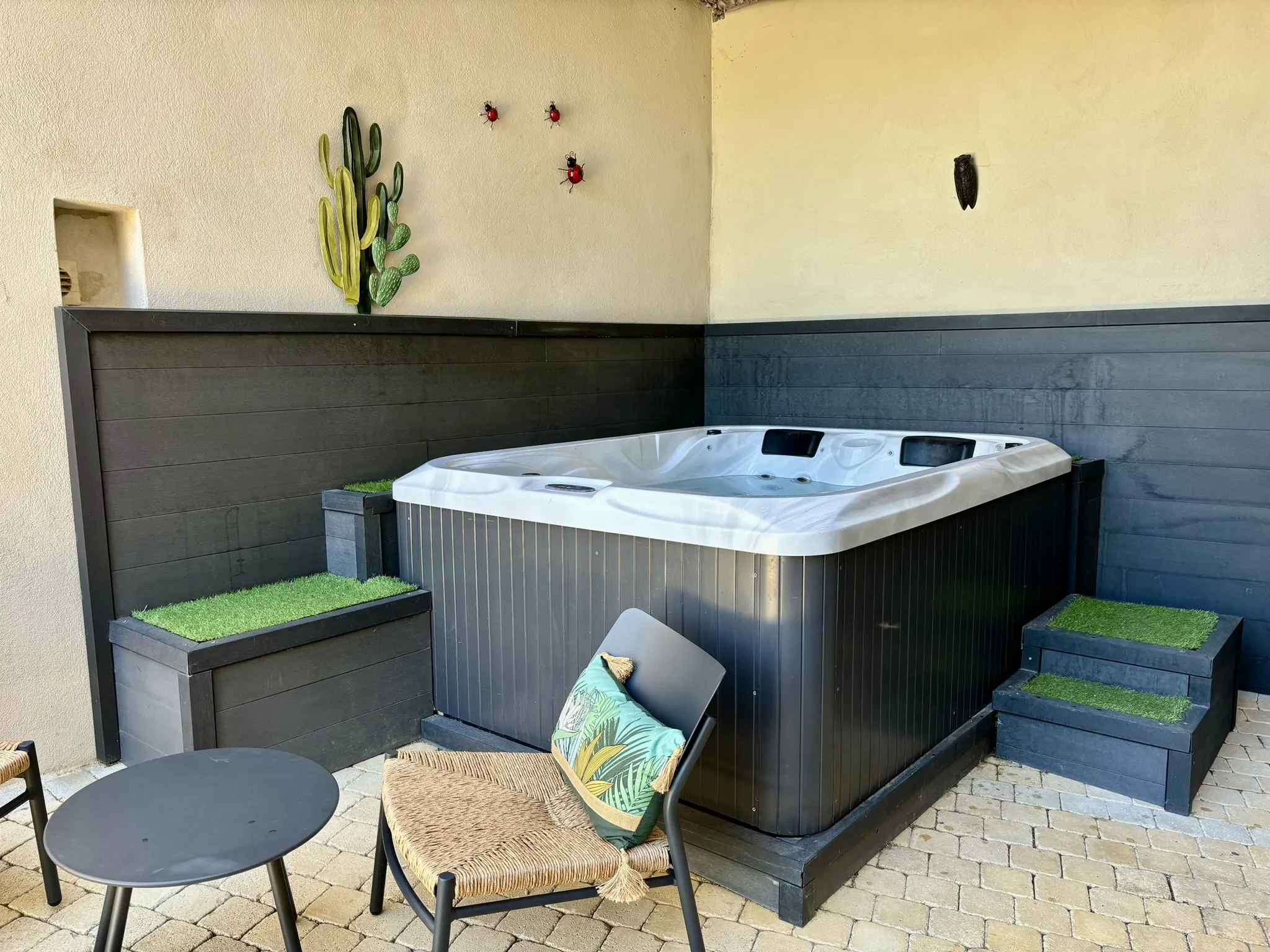 Maison de Village avec Garage, Terrasse, Jacuzzi et Belle Vue à Suzette 