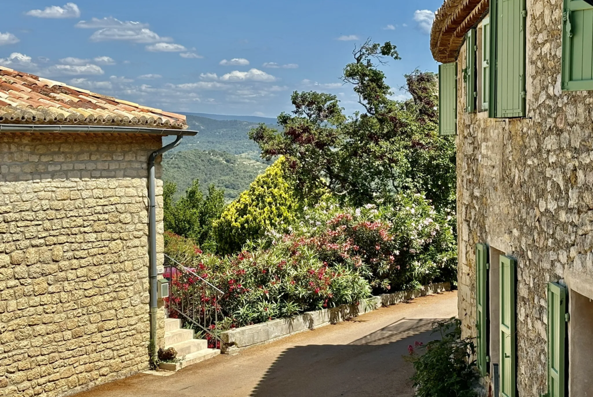 Maison de Village avec Garage, Terrasse, Jacuzzi et Belle Vue à Suzette 