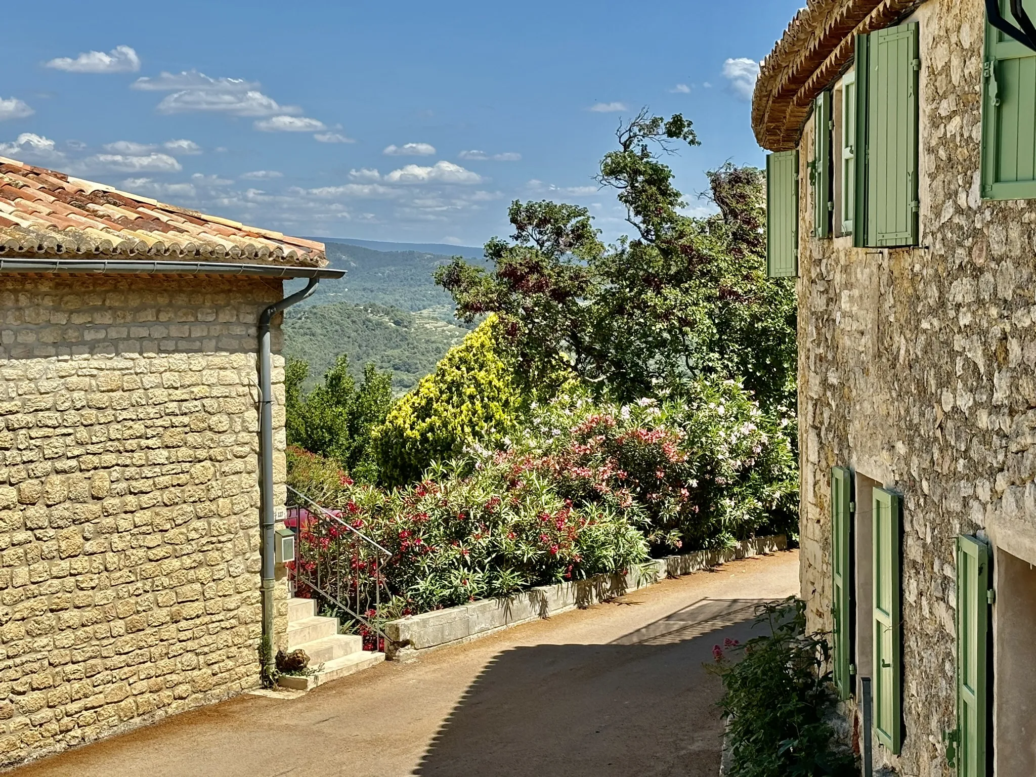 Maison de Village avec Garage, Terrasse, Jacuzzi et Belle Vue à Suzette 