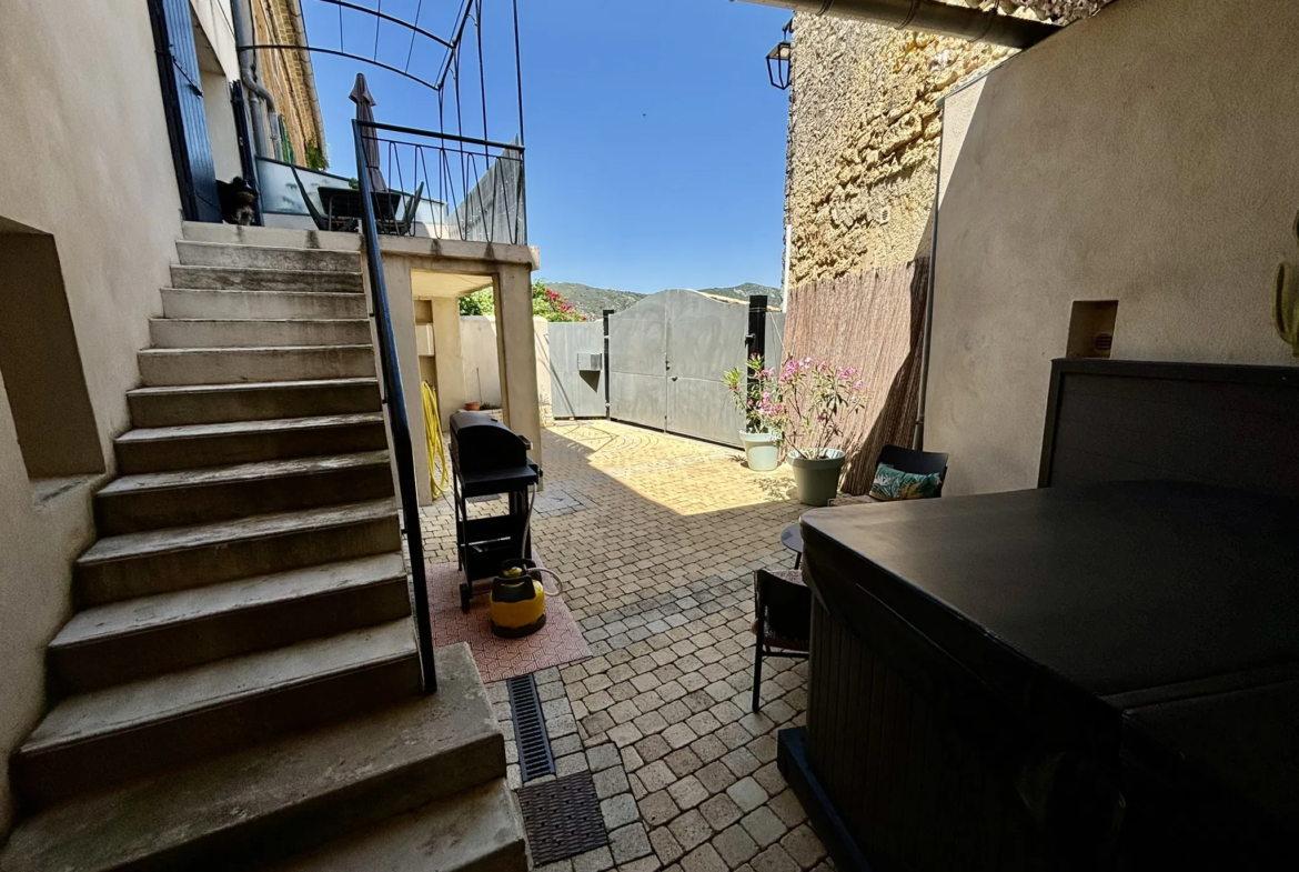 Maison de Village avec Garage, Terrasse, Jacuzzi et Belle Vue à Suzette 