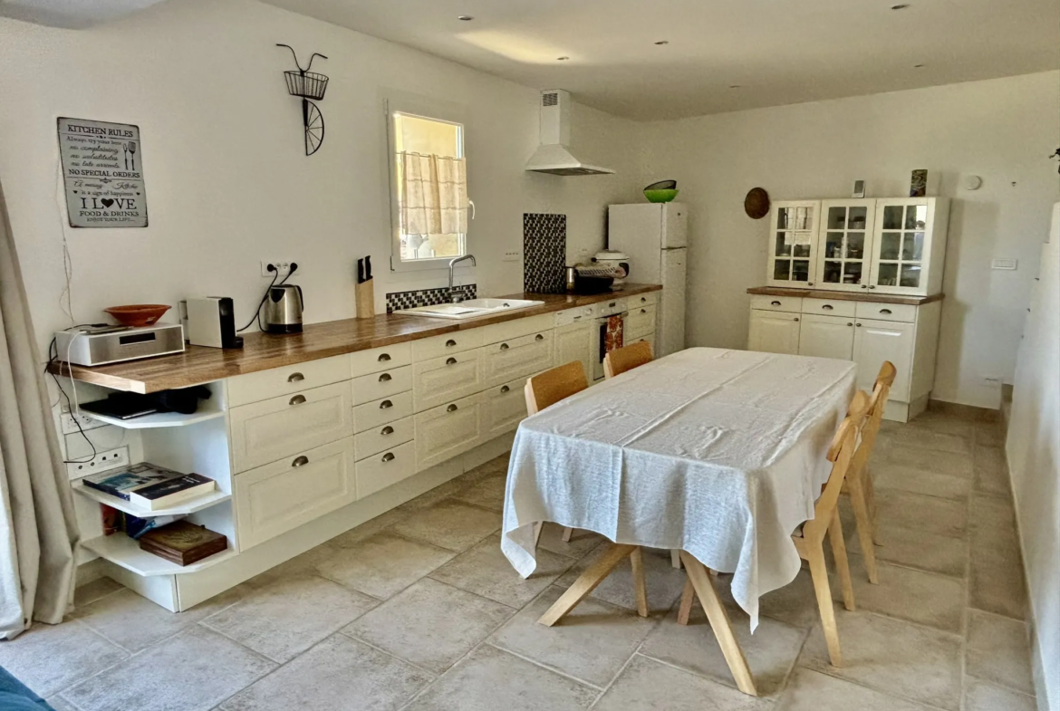 Maison de Village avec Garage, Terrasse, Jacuzzi et Belle Vue à Suzette 