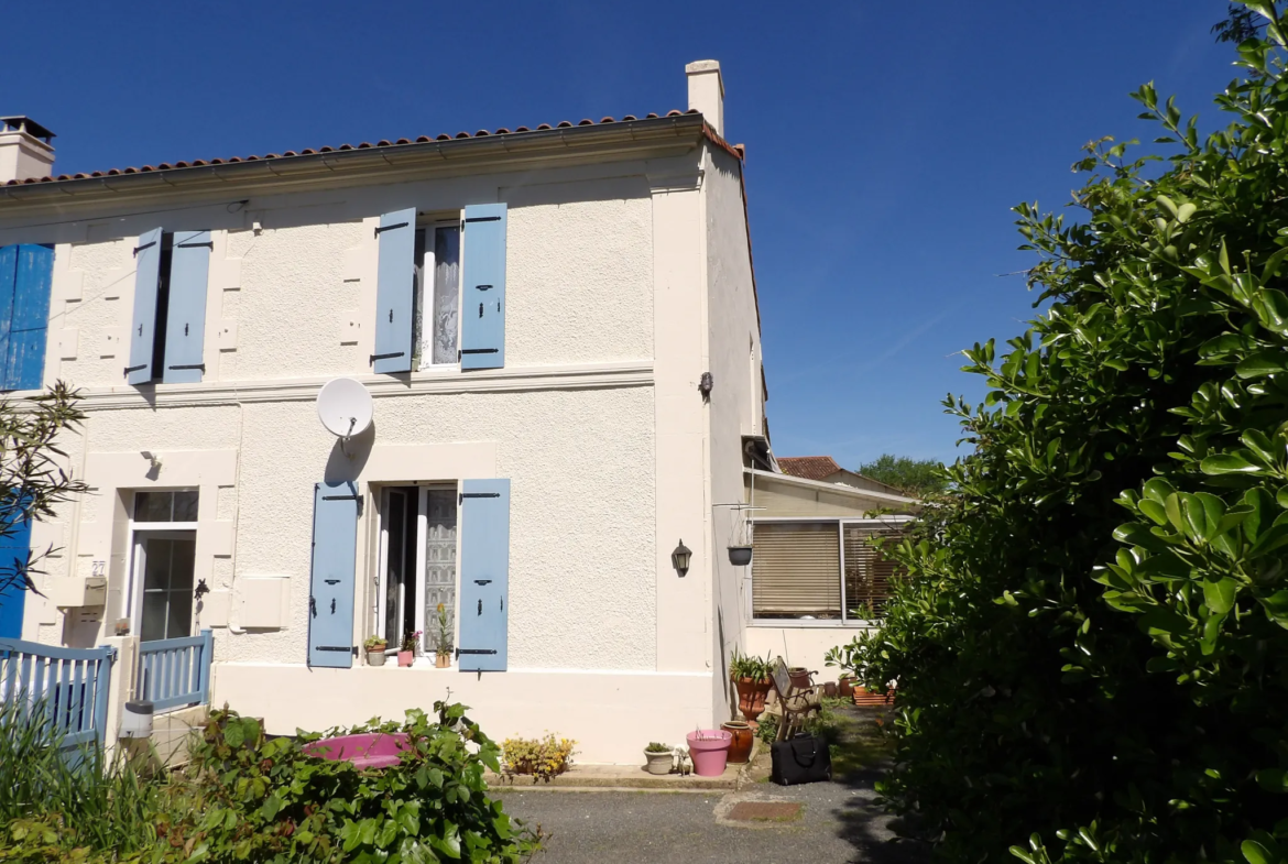 Maison à finir de rénover avec jardin et dépendances à St Savinien 