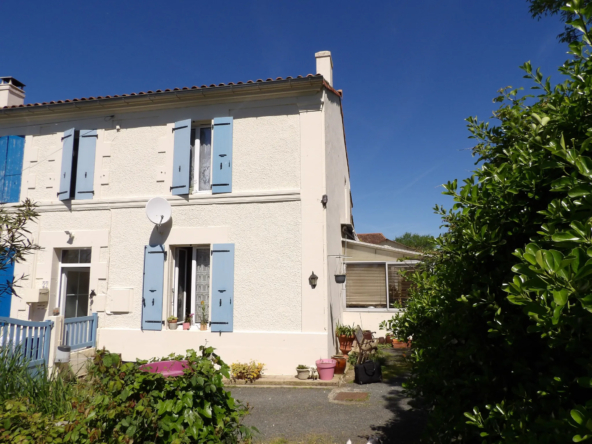 Maison à finir de rénover avec jardin et dépendances à St Savinien