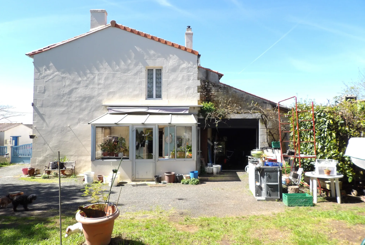 Maison à finir de rénover avec jardin et dépendances à St Savinien 