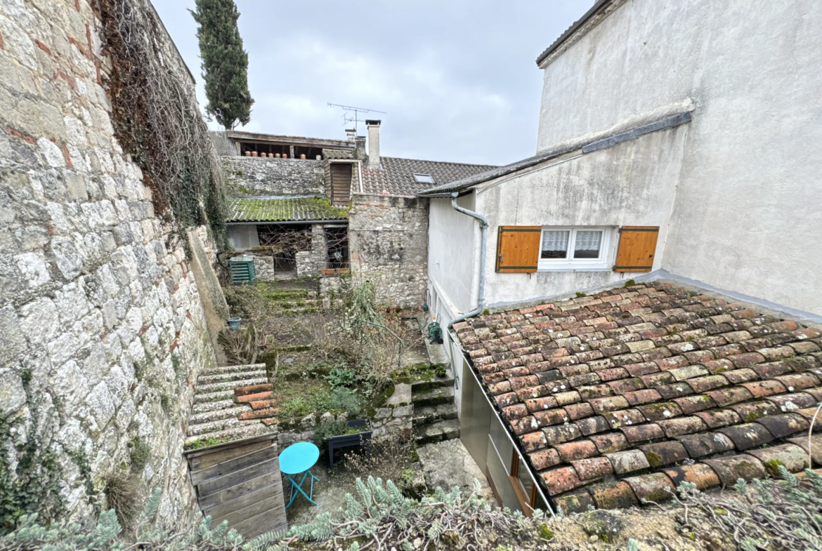 Maison de village avec jardin et cour privative à Penne d'Agenais 