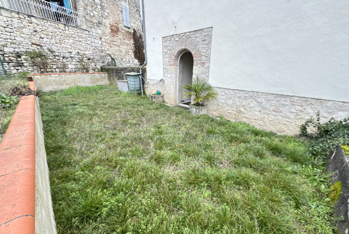 Maison de village à rénover avec 4 chambres à Penne d'Agenais 